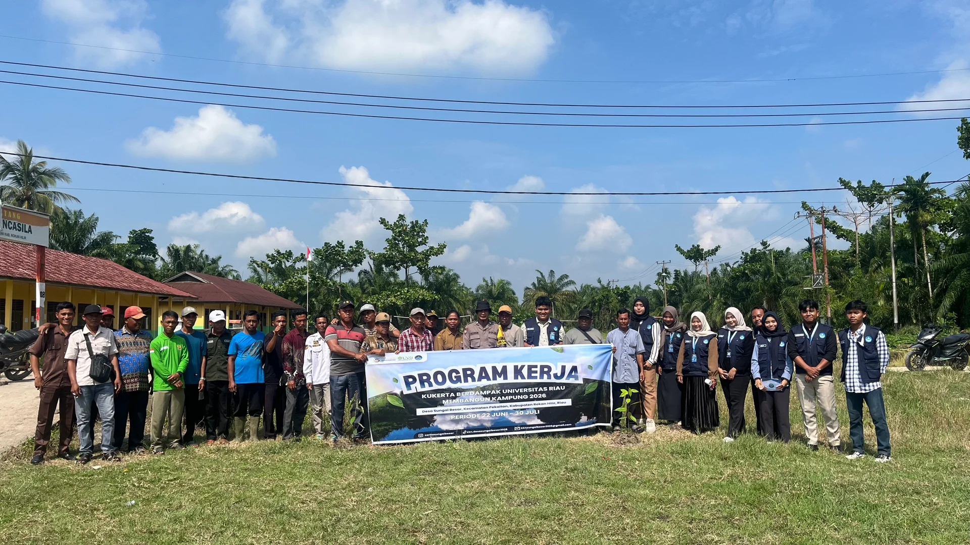 Mahasiswa KUKERTA Unri Hijaukan Desa Sungai Besar, Salurkan 800 Bibit Durian dan Jengkol untuk Dukung Ketahanan Ekonomi Warga