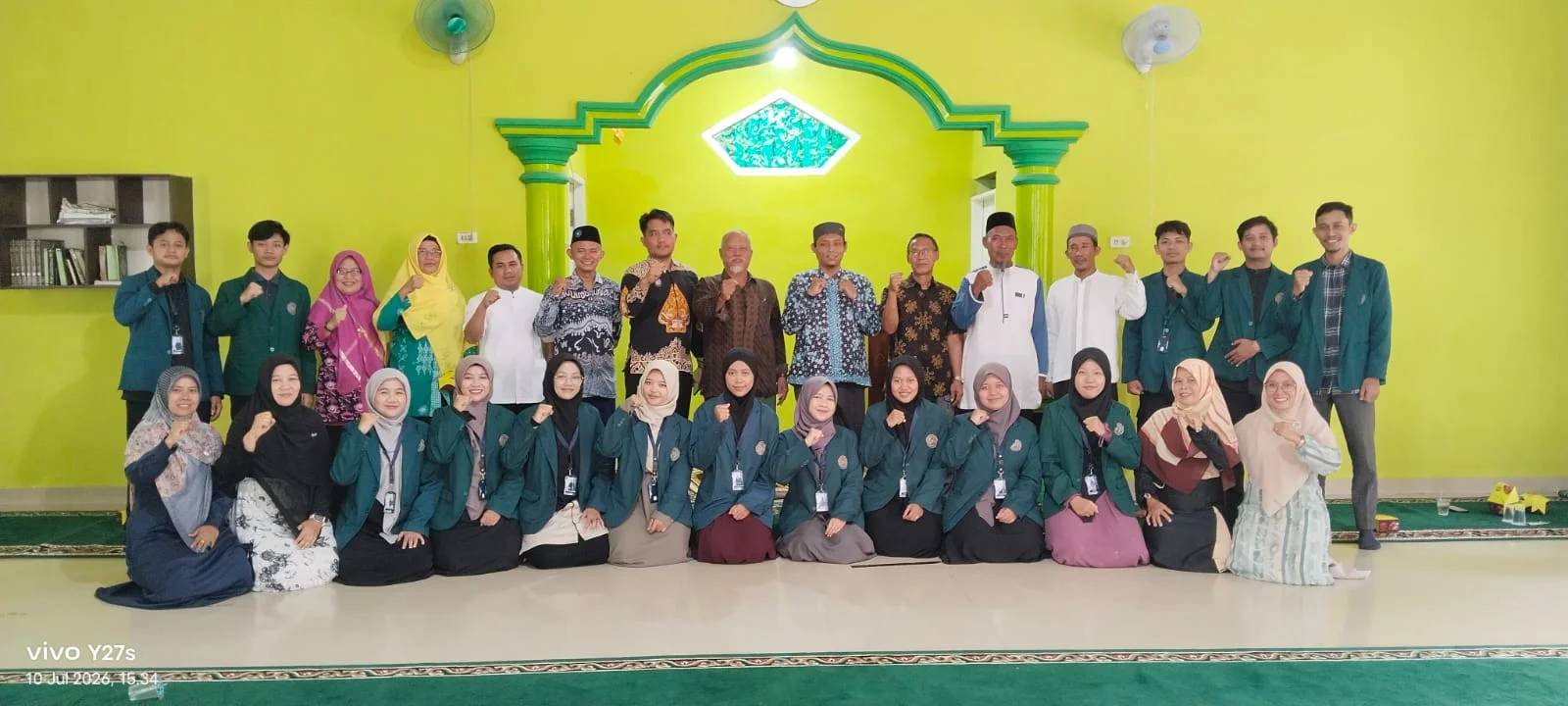 Foto bersama Mahasiswa KKN , Dekan FAI ,Dosen Pembimbing Lapangan dan Pengurus PCM Bantul Metro Selatan