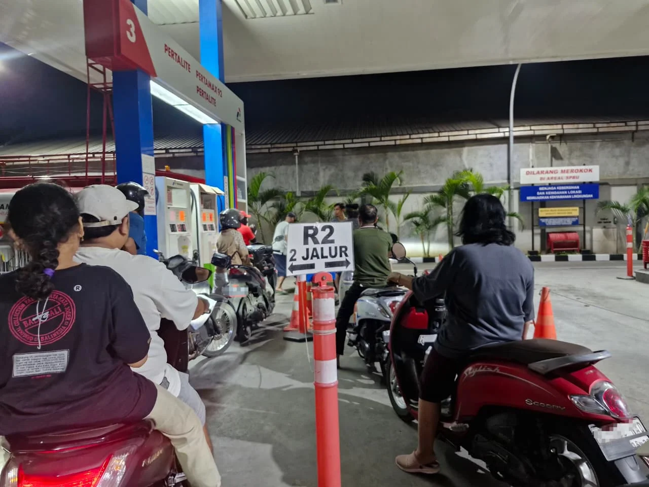 Bensin Doang Antre 30 Menit, Katanya Indonesia Baik-Baik Saja?