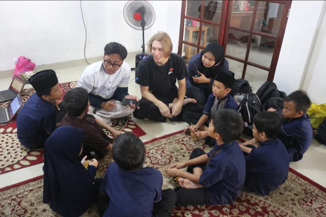 AIESEC in UIN Jakarta Bangun Koneksi dan Pertukaran Budaya melalui Kegiatan Bersama Anak-Anak